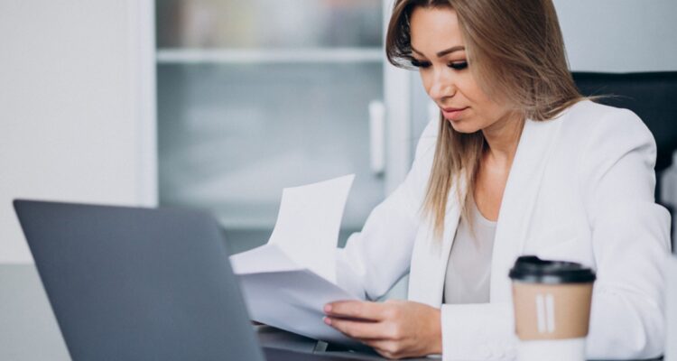 une fiscaliste au travail