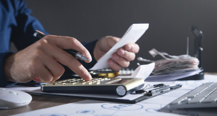 une personne travaillant dans la gestion de la paie