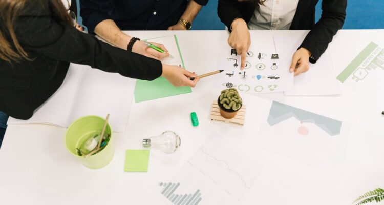 des personnes en gestion de projet travaillant sur un bureau
