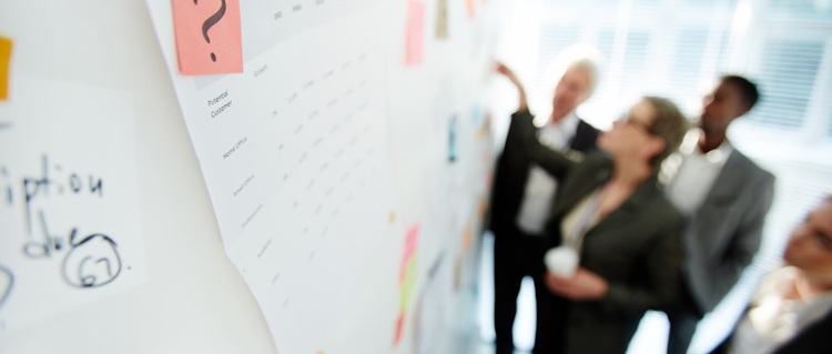 des personnes travaillant sur la gestion de projet