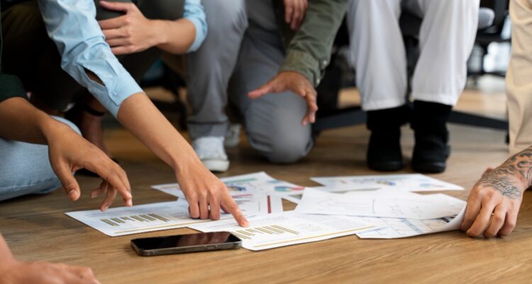 des personnes travaillant sur la gestion de projet