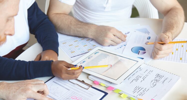 des personnes travaillant sur de la gestion de projet
