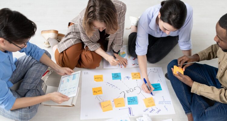 des personnes travaillant sur un projet sur des post-it
