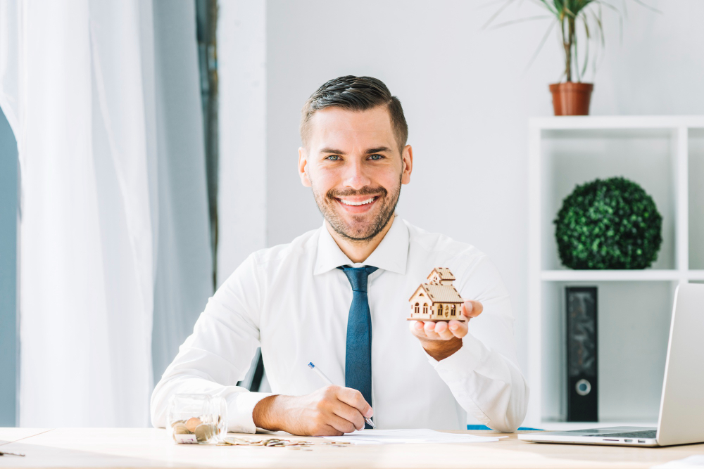 un assistant immobilier souriant