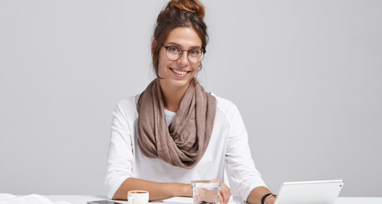 une secrétaire comptable souriante à son bureau