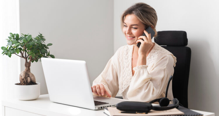 une secrétaire assistant