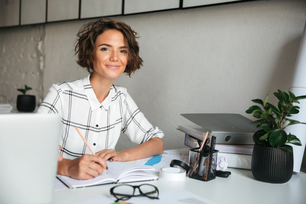une secrétaire comptable souriante à son bureau
