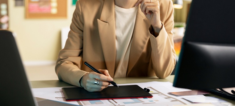 une femme travaillant à son bureau