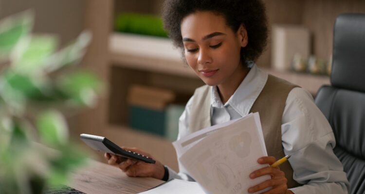 une jeune femme travaillant sur une préparation d'examen