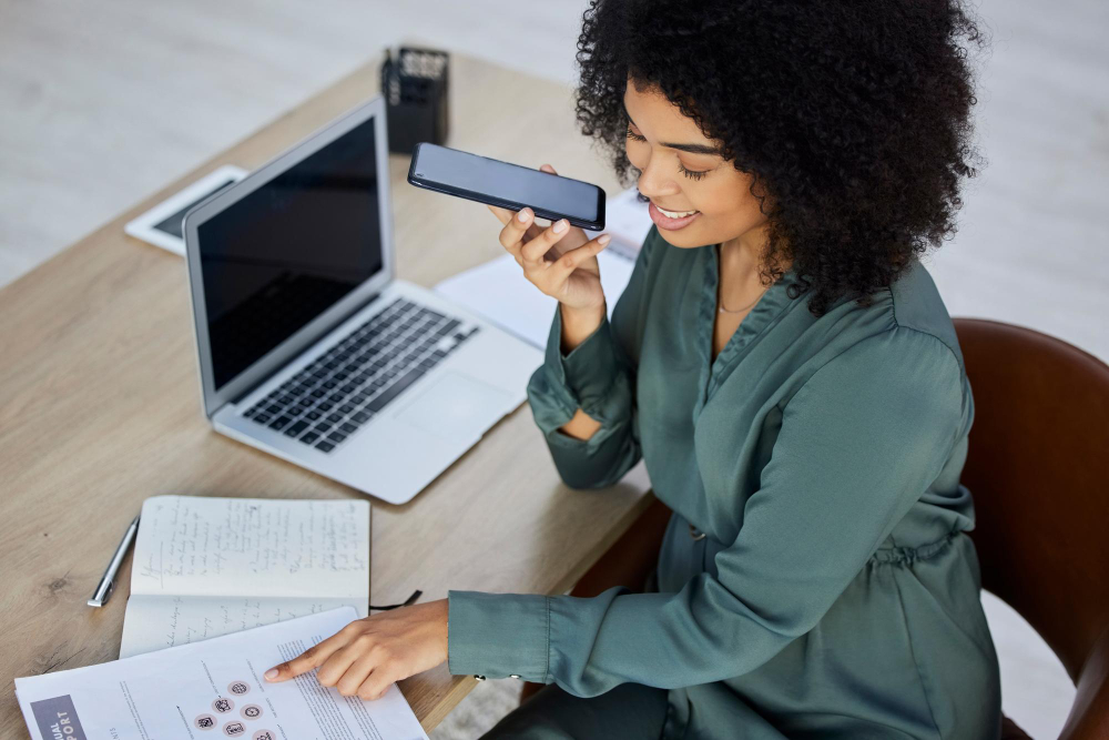 une gestionnaire de paie au téléphone