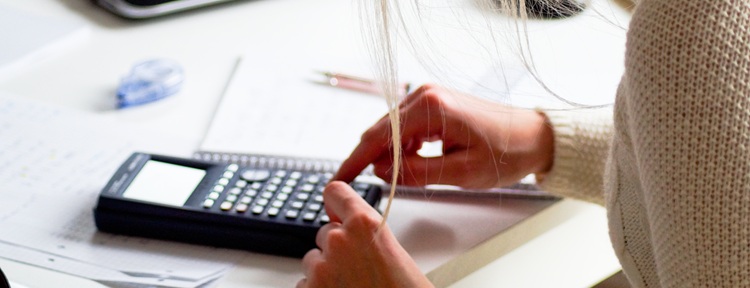 une femme travaillant sur de la comptabilité