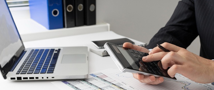 une personne travaillant sur une calculatrice