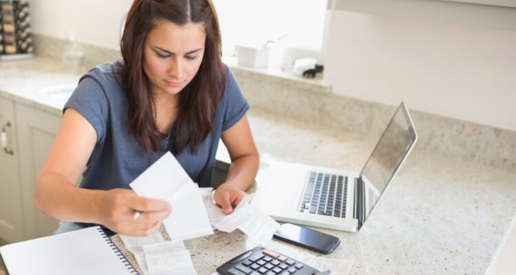 une femme sur des chiffres comptables