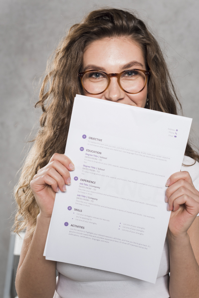 une femme tenant son cv dans ses manis