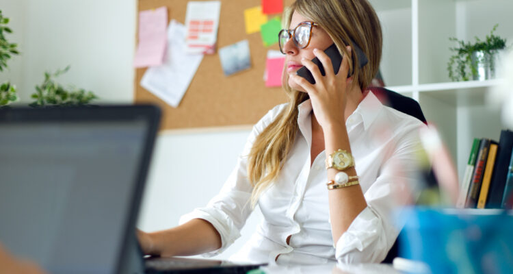 une assistante marketing a son bureau