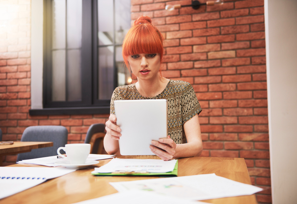 une femme lisant une lettre de motivation