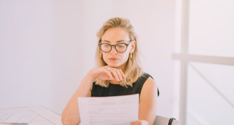 une jeune femme lisant une lettre de motivation