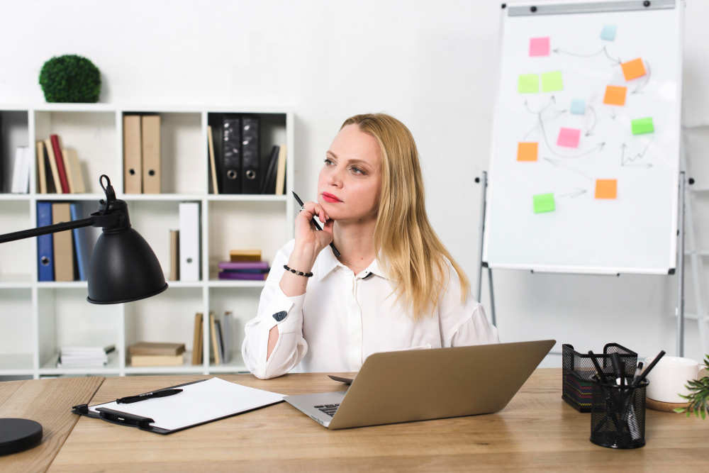 une jeune femme blonde à son bureau