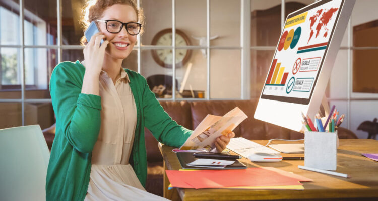 une assistante marketing au travail