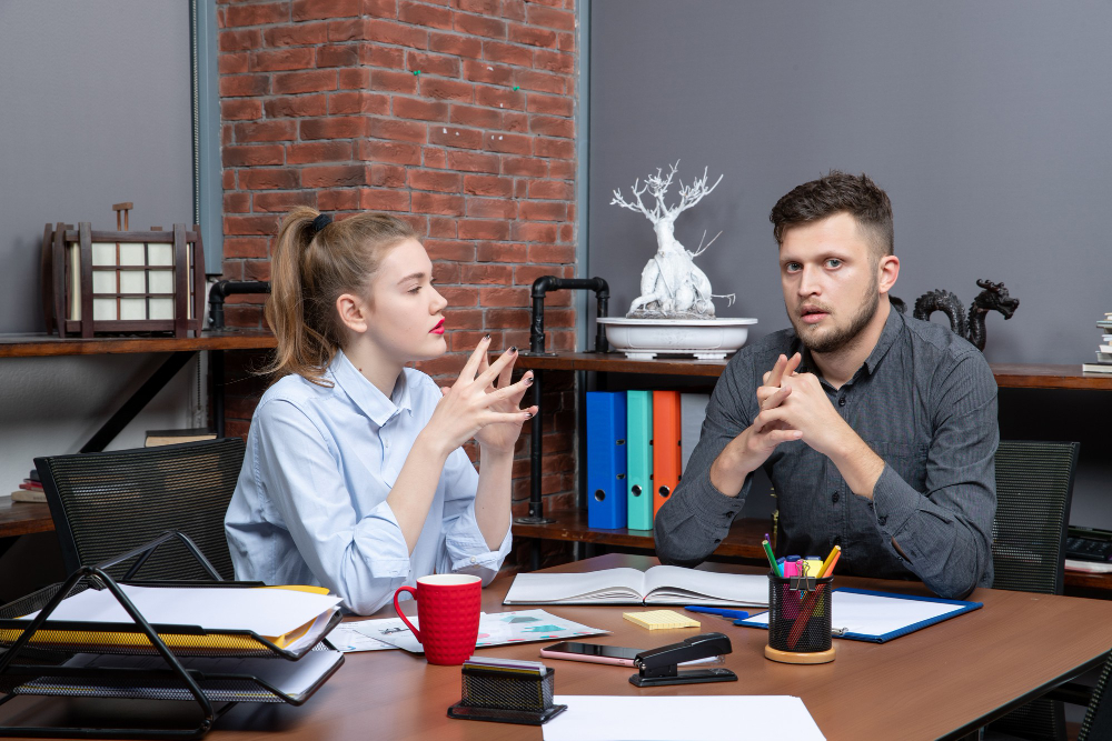 deux personnes travaillant ensemble sur un bureau