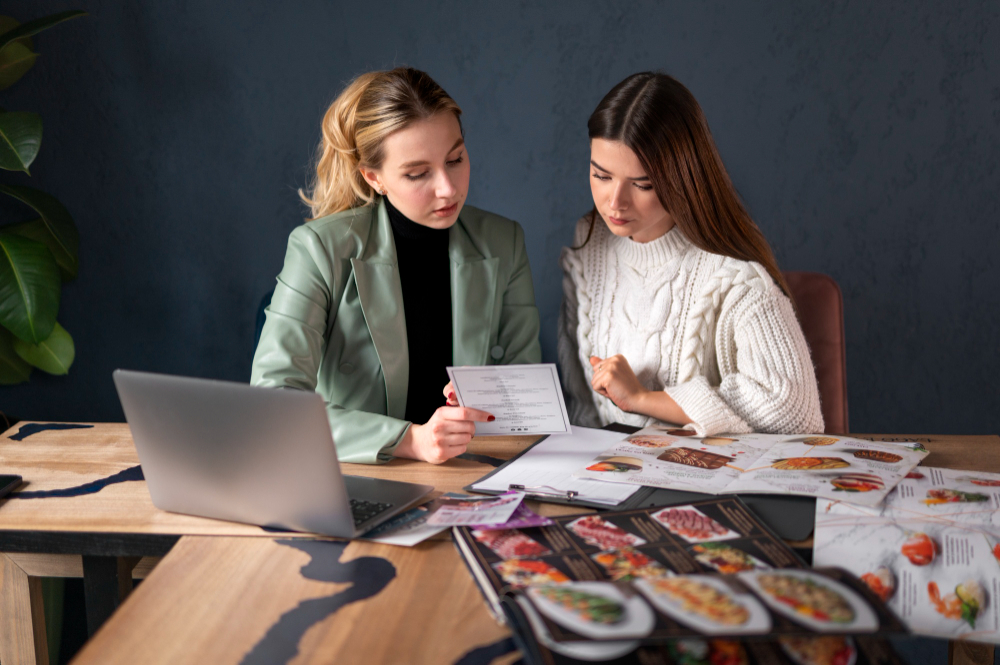 deux jenes femmes travaillant ensemble sur des visuels