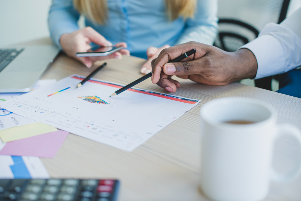 des personnes travaillant sur des chiffres