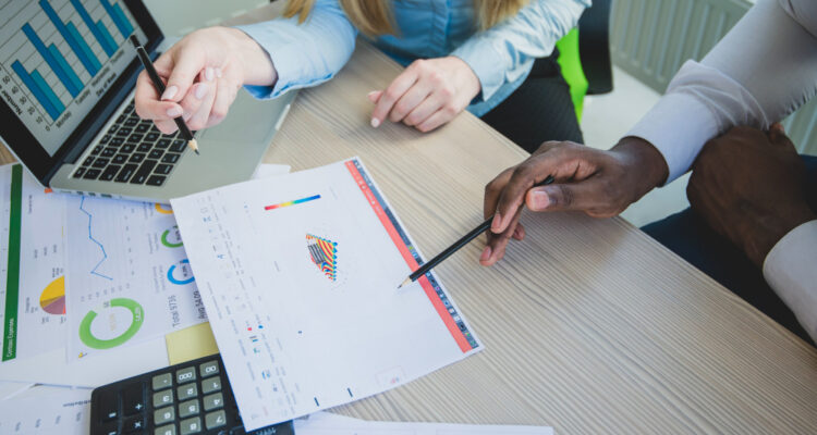 des personnes travaillant dans la comptabilité