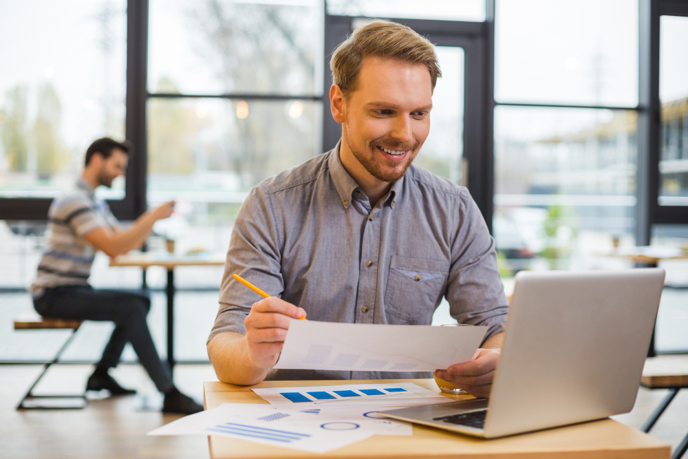 un jeune comptable souriant