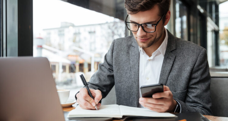 un comptable au travail