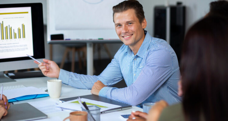 un controleur de gestion au travail souriant