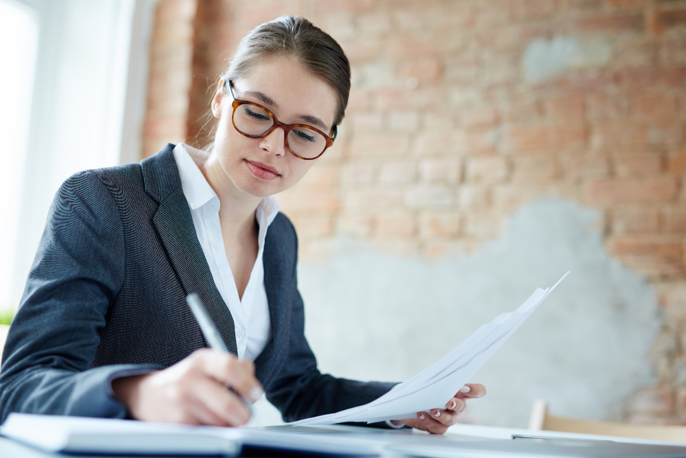 une femme fiscaliste au travail