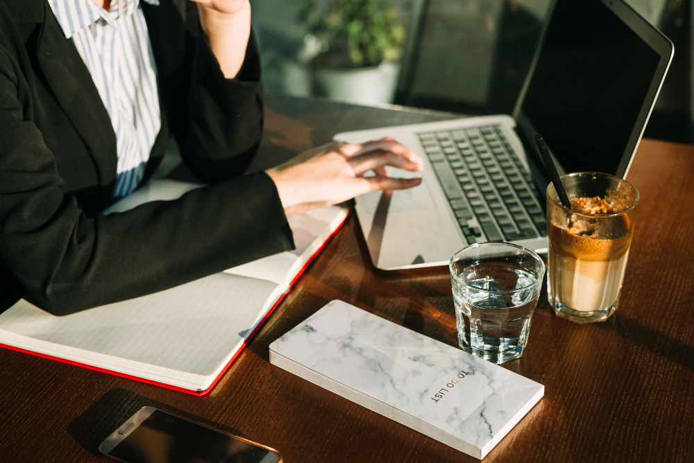 une femme au travail sur un bureau