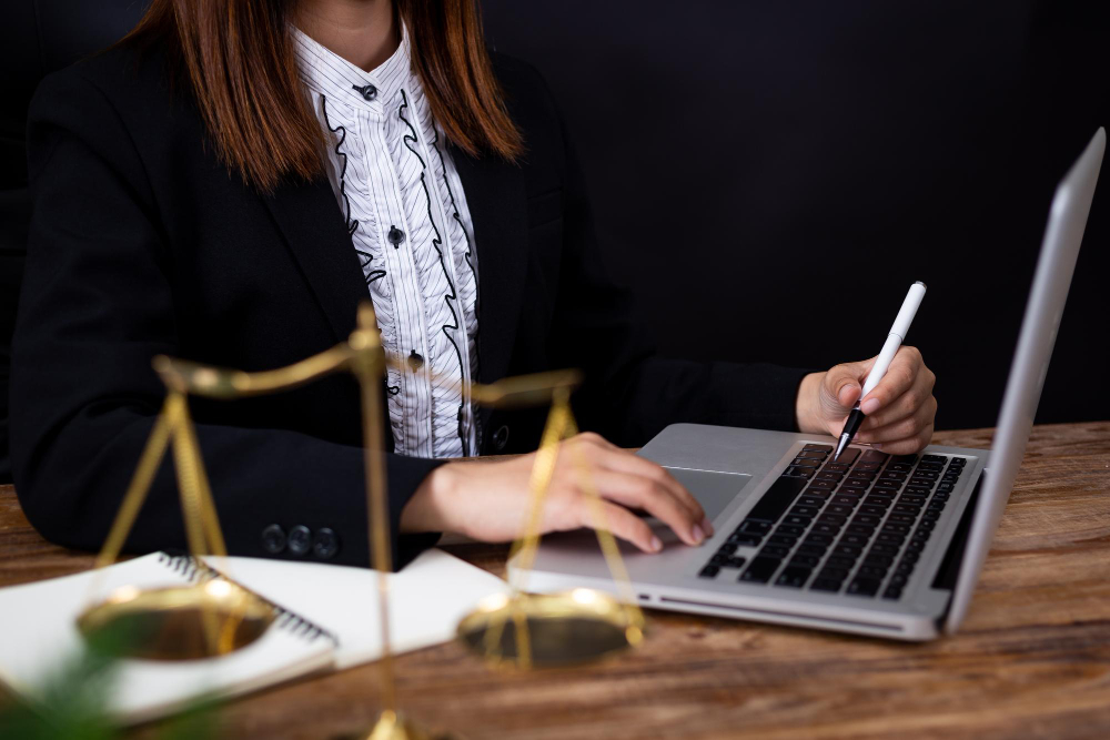 une femme au travail sur un ordinateur