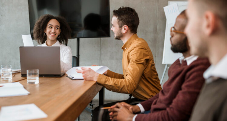 des personnes travaillant dans un bureau