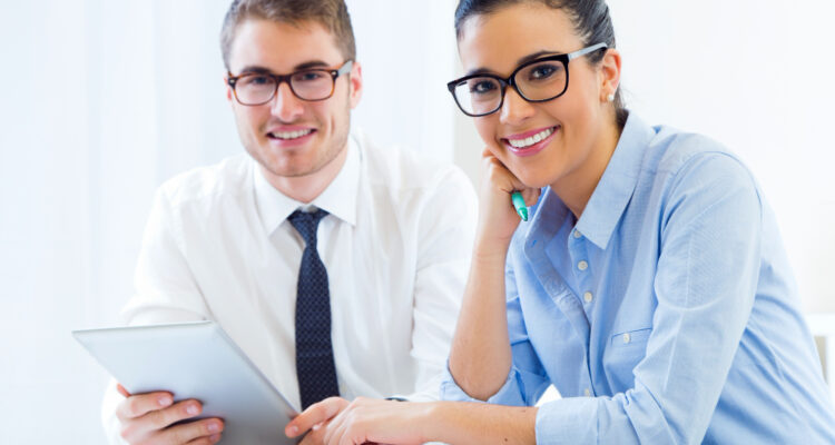 deux collaborateurs comptable souriants