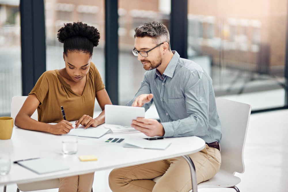 deux collaborateurs comptables au travail sur un bureau