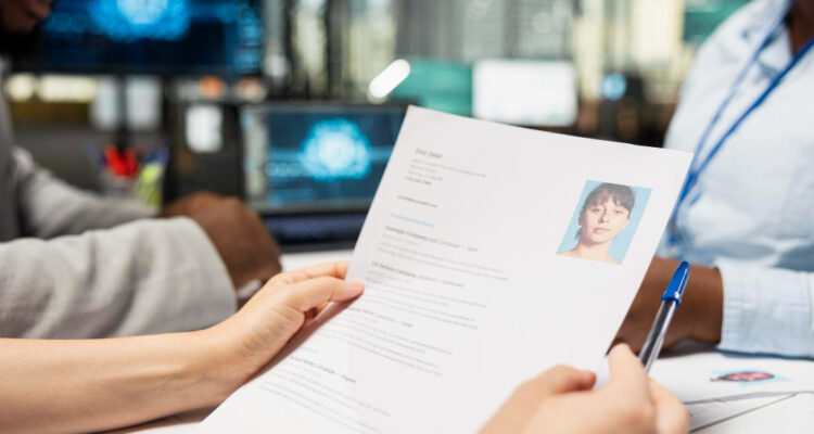 une femme lisatn un CV sur Papier