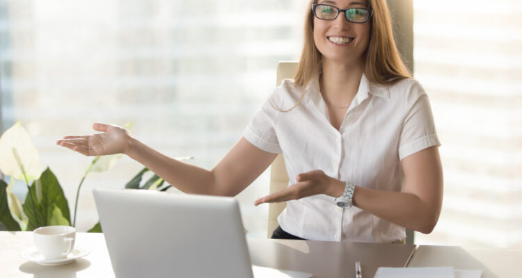 une chargée d'accueil souriante