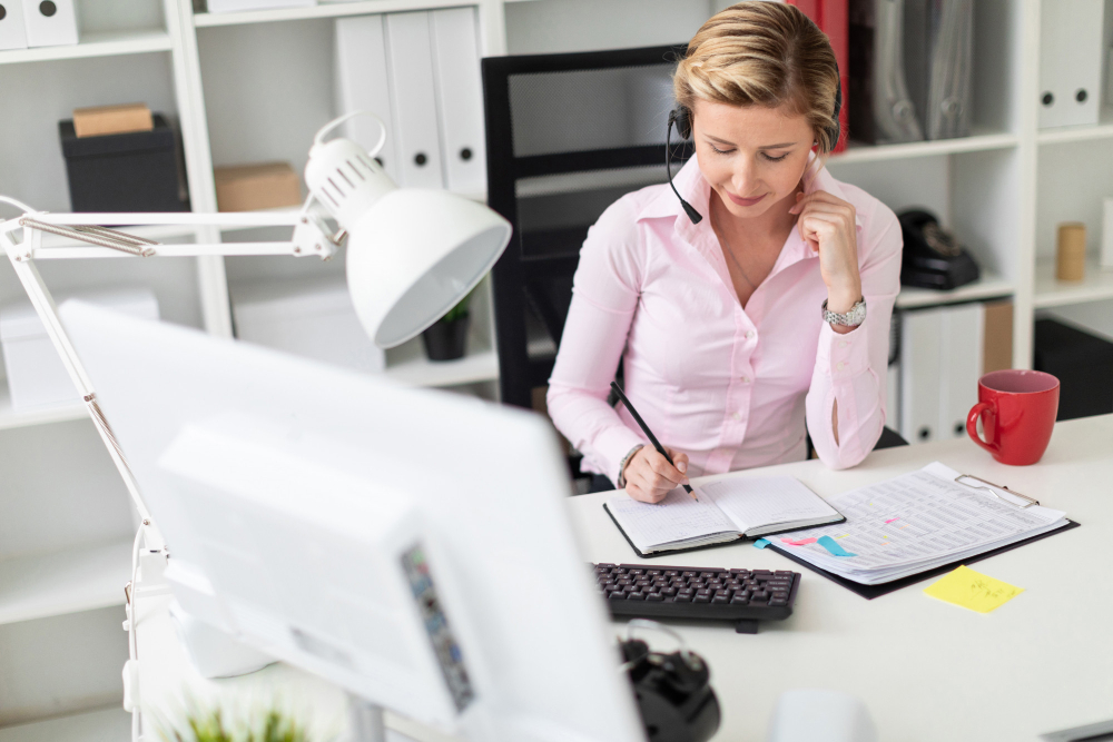 une chargé d'accueil à son bureau