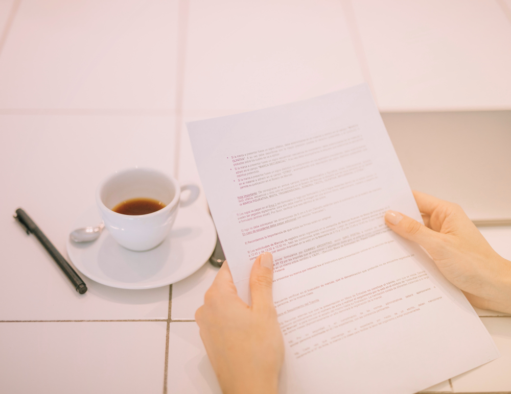 une personne lisant une lettre de motivation
