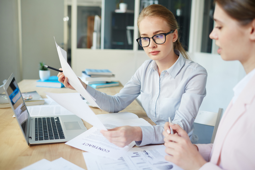 deux jeunes femmes travaillant devant un ordinateur