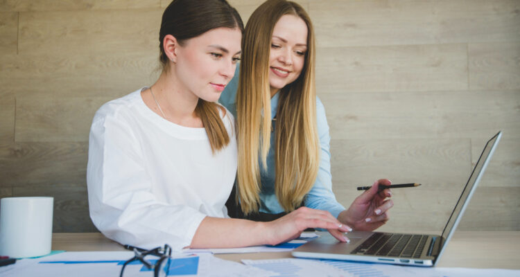 deux jeunes femmes apprenant la comptabilité