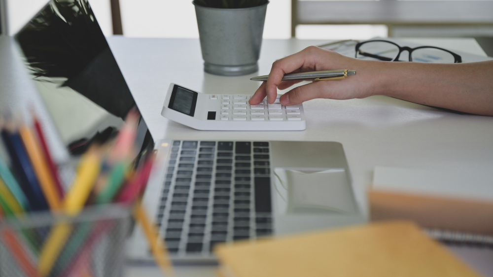 une personne calculant sur sa calculatrice