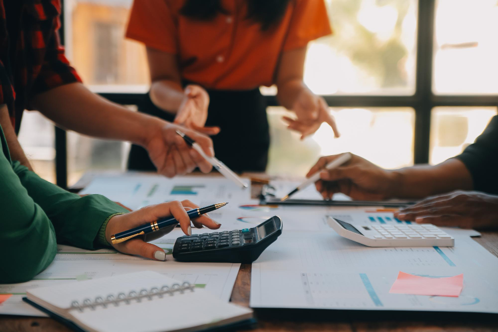 des personnes travaillant sur de la comptabilité