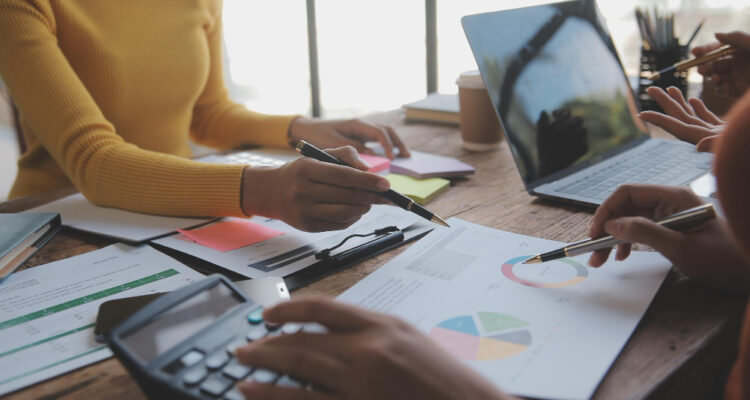 des personnes travaillant sur de la comptabilité
