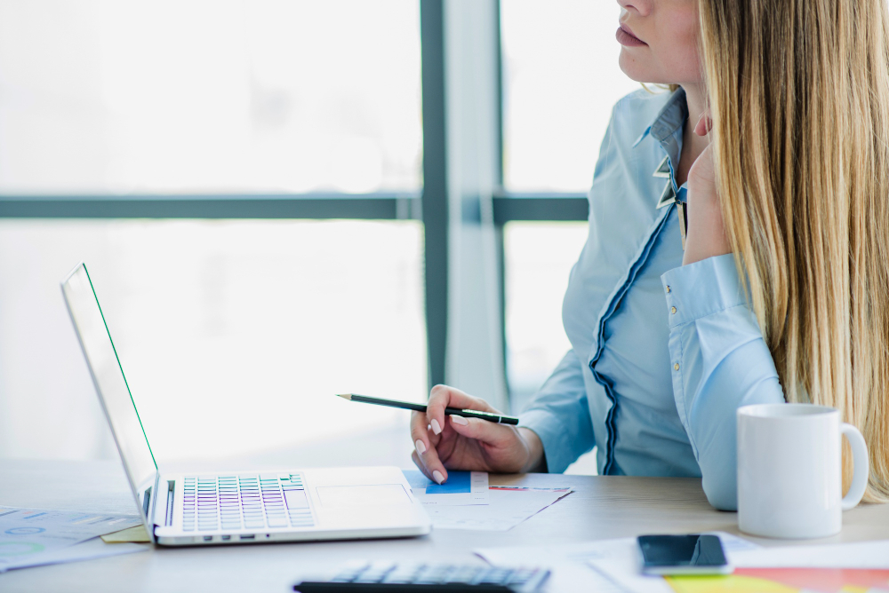 une jeune femme travaillant sur son ordinateur