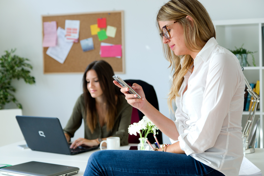 deux femmes travaillant dans le marketing digital
