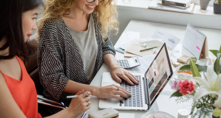 deux femmes travaillant dans le marketing digital
