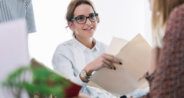 une femme travaillant dans les ressources humaines