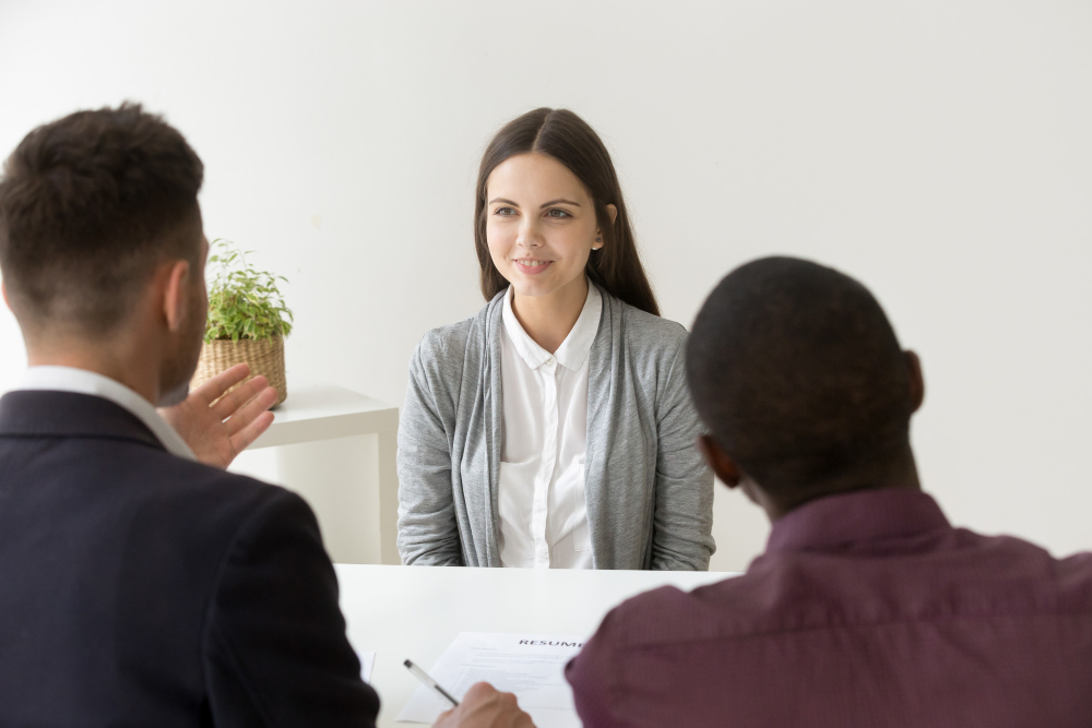 une jeune femme en entretien avec deux RH